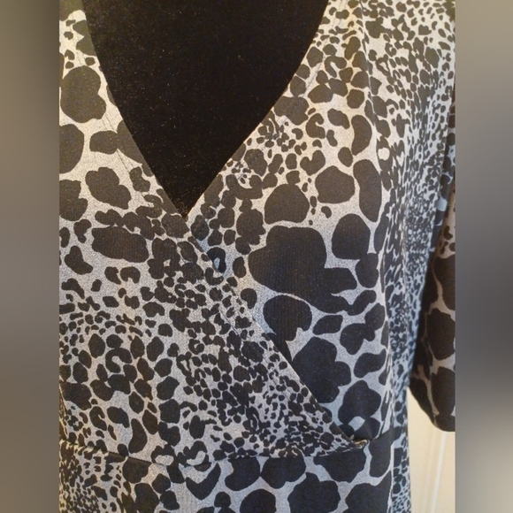 B- Slim cross front v neck blouse - Picture 2 of 5